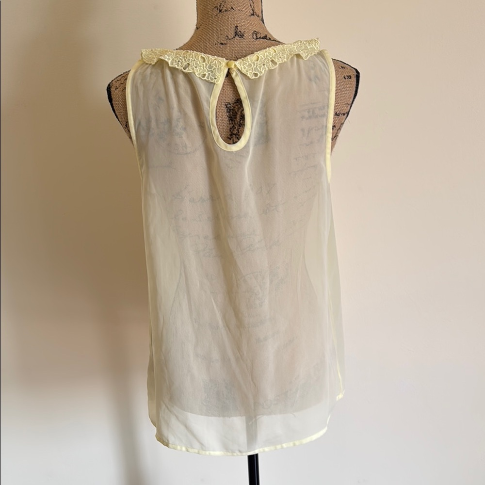 Elegant Yellow Sleeveless Blouse with Lace Detail - Picture 5 of 5